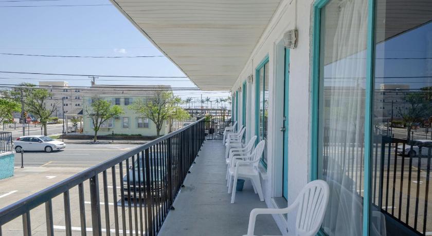 Surfcomber Motel photo