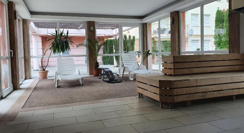 Panorama Wellness Apartman Hotel - image 12