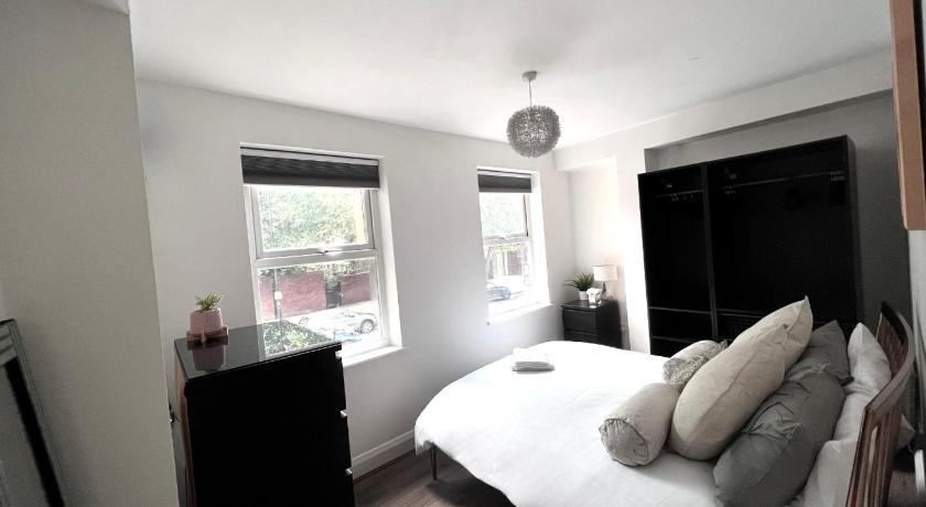 a bedroom with a white bed and white walls, Central London 2 Bed Old Street Station Sleeps 4 to 5 Close to all attractions in London
