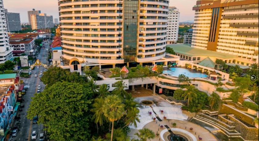 a city with tall buildings and palm trees, Jomtien Plaza Condotel in Pattaya
