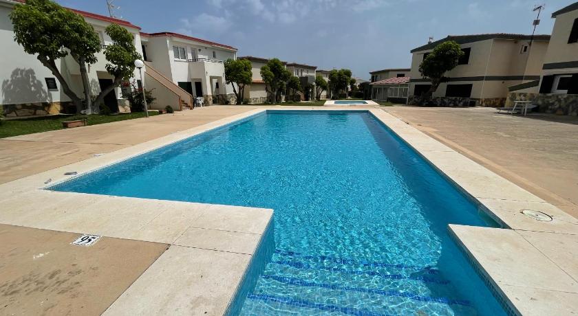 Bajo con jardin y piscina frente a Cala Forcat.