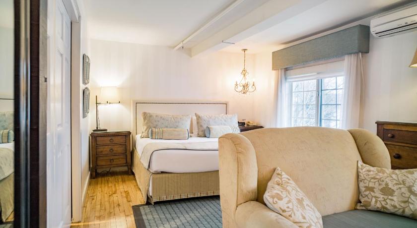 Image of Classic Room with Lake View 0