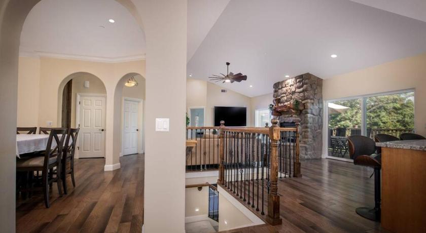 그로브랜드 (CA) New Luxury 5BR Cabin in Pine Mountain Lake! 1 Minute to Beach! Massage Chair! Close to Yosemite! Per 5성급 숙소 전망