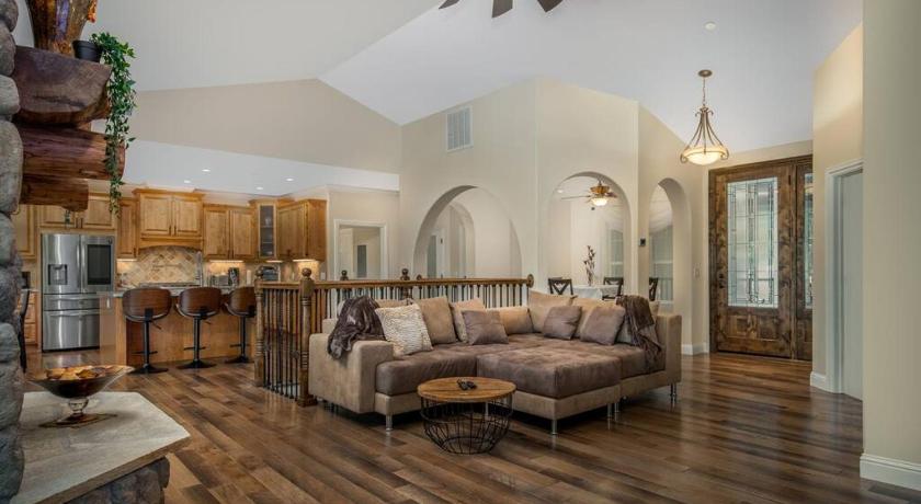 그로브랜드 (CA) New Luxury 5BR Cabin in Pine Mountain Lake! 1 Minute to Beach! Massage Chair! Close to Yosemite! Per 5성급 숙소 로비