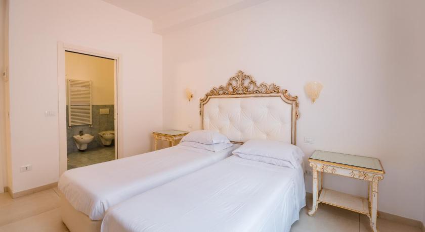 Residenza Due Torri check in presso HOTEL CENTRALE Vicolo Cattani 7