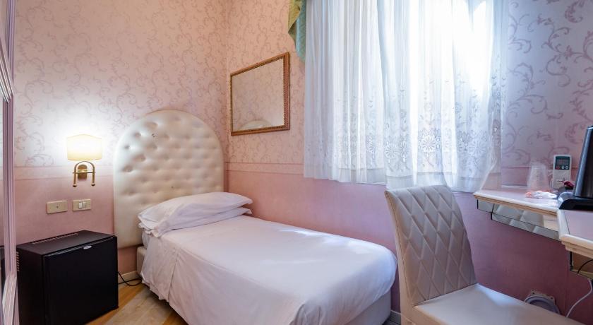Residenza Due Torri check in presso HOTEL CENTRALE Vicolo Cattani 7 photo