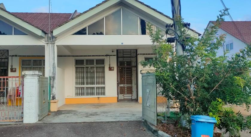 a house with a blue door and a white house, (WIFI) HOMESTAY DESARU UTAMA  in Desaru