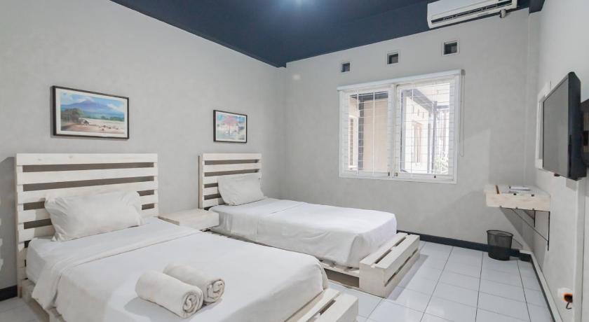 RedDoorz near Exit Toll Pasteur 5 – Bandung, KY