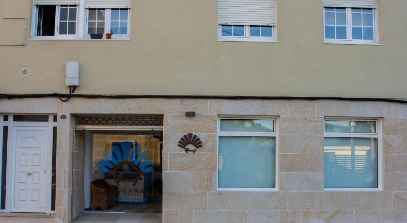 Albergue playa de sabaris — Hotel in Bayona
