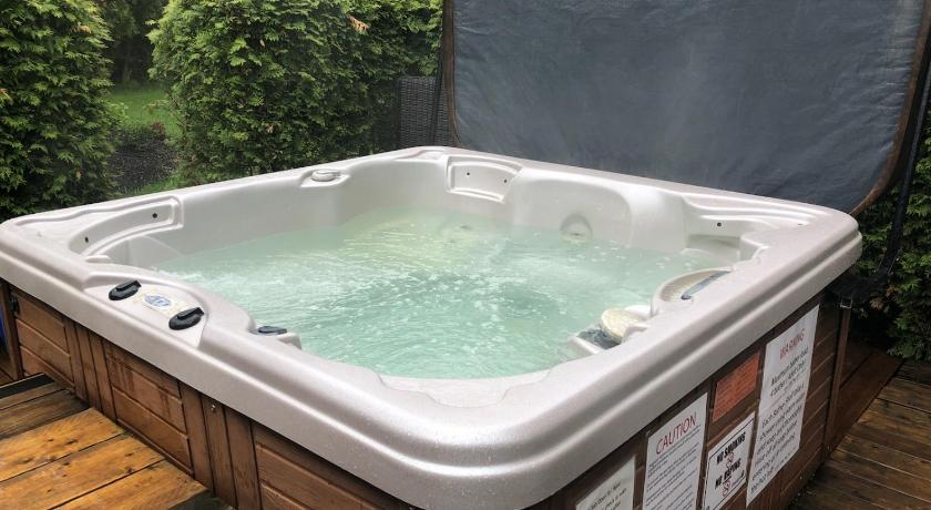 Adventure the Bruce Inn - Recently Renovated With Outdoor Hot Tub photo