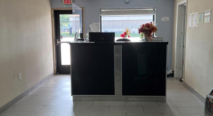Super 8 by Wyndham Newport News photo