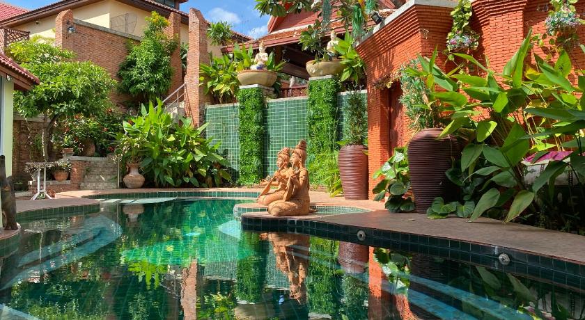 Rainforest villa,10min walking st,Jomtien beach 500m,8BD,pool,BBQ,20-30ppl #122 — Hotel in Pattaya