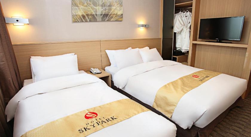 a hotel room with two beds and a television, Hotel Skypark Dongdaemun I in Seoul