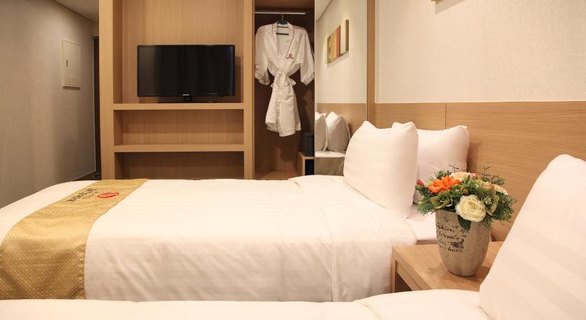 a hotel room with two beds and a television, Hotel Skypark Dongdaemun I in Seoul