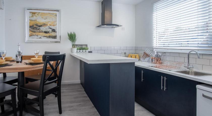Ivy Cellar - 2 Bedroom Apartment - Tenby photo
