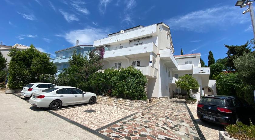 Emanuela 2 — Hotel in Novalja