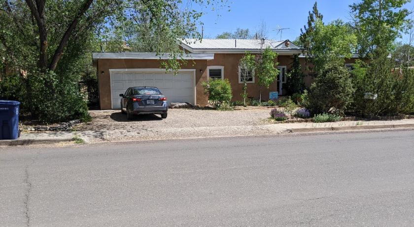 Studio apartment 15 minute walk to plaza photo