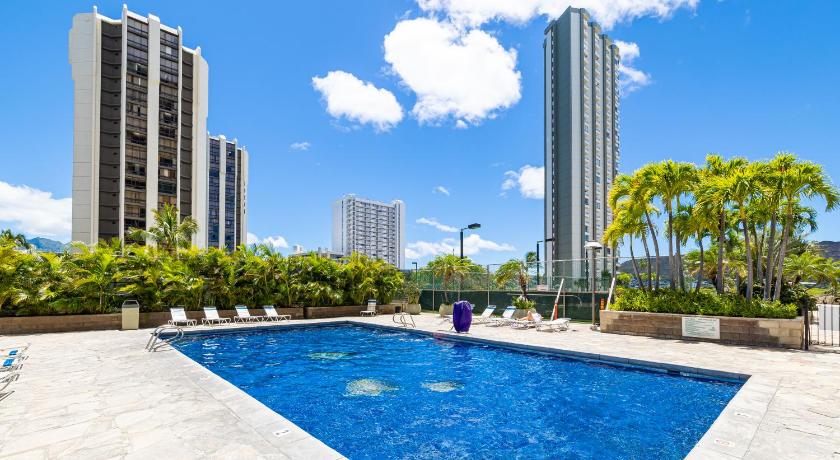 Newly Renovated 2 Bedroom Condo, 1 Block to Waikiki Beach, Free Parking