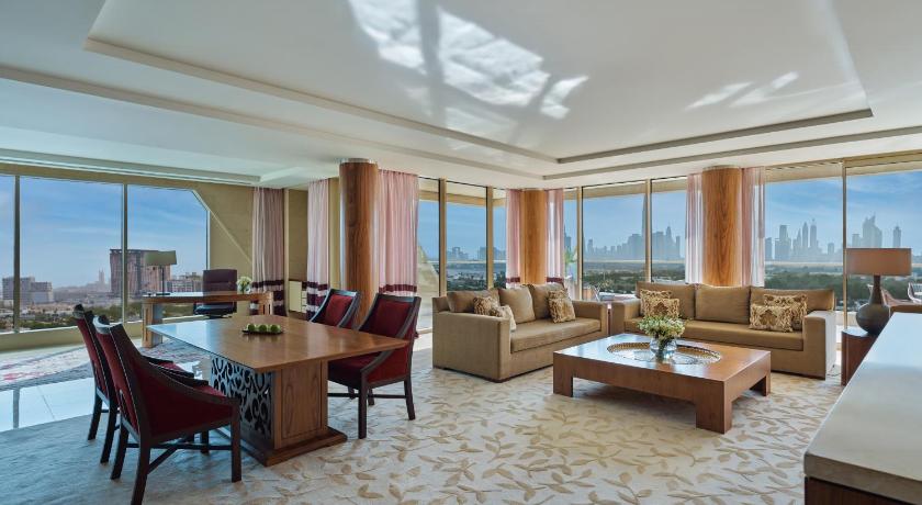 Image of Landmark Suite with Terrace, Skyline View & Club Lounge Access - including Daily Breakfast, Evening Drinks & Canapes 0