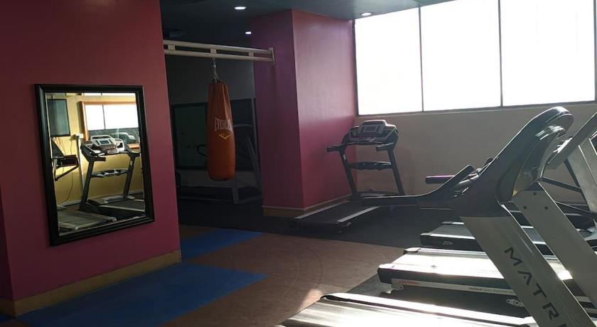 A lovely studio apartment with gym and pool access photo