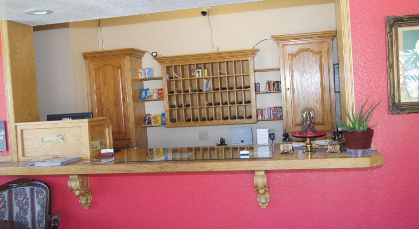 Holiday Lodge & Suites photo