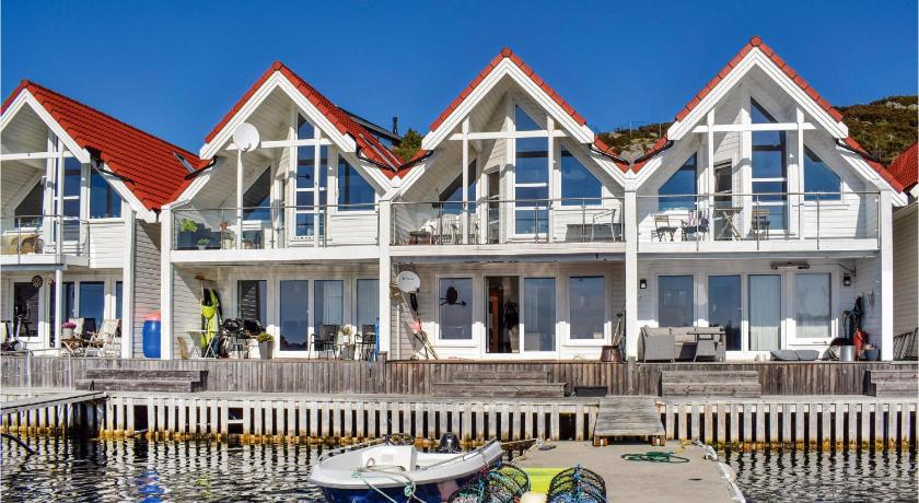 Amazing home in Torangsvg with 2 Bedrooms and WiFi — Hotel in Torangsvag