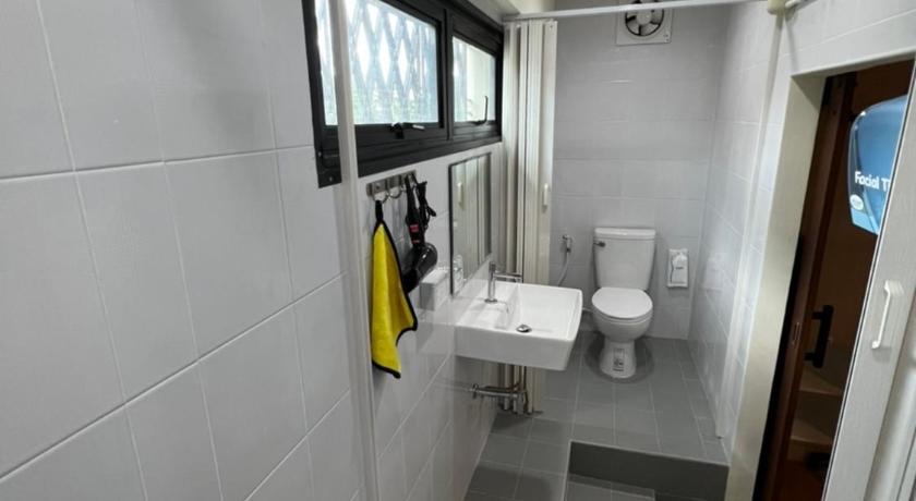 Image of Economy Family Room with Shower 10