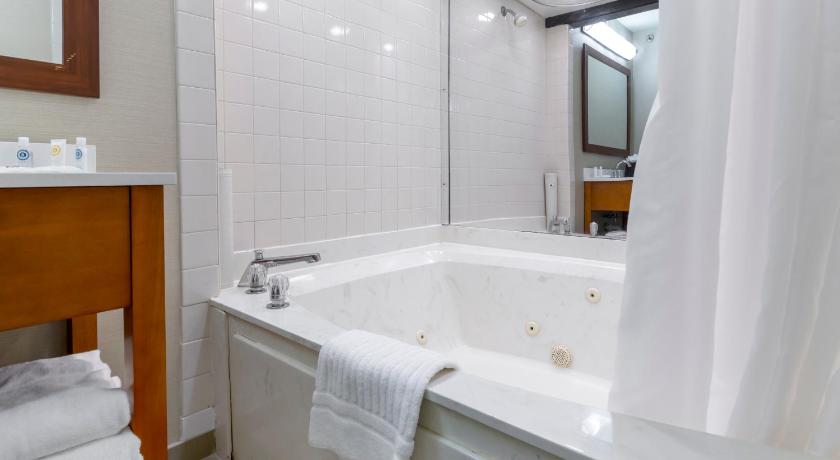 Image of 1 King Bed, 2 Queen Beds, Suite, Nonsmoking, Upgrade 10