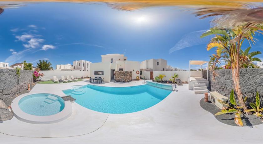 Villa Alba Deluxe &amp; Spa Pool — Hotel in Lanzarote