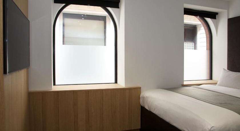 Image of Queen Room 6