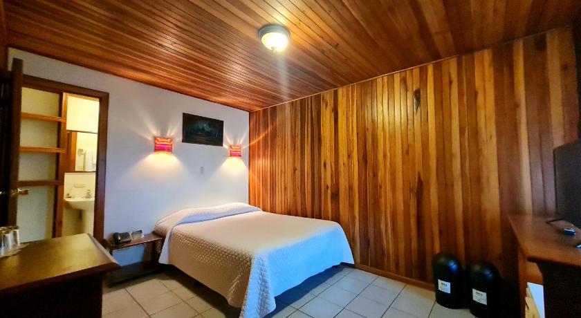 Classic Room - 1 queen bed and 2 single beds, Monteverde Country Lodge - Costa Rica in Monteverde