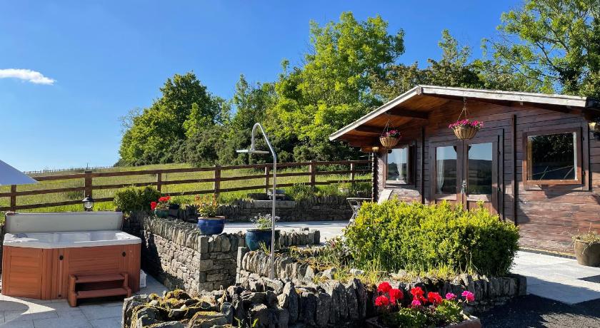 Chalet Superking bed Free Sauna jacuzzi