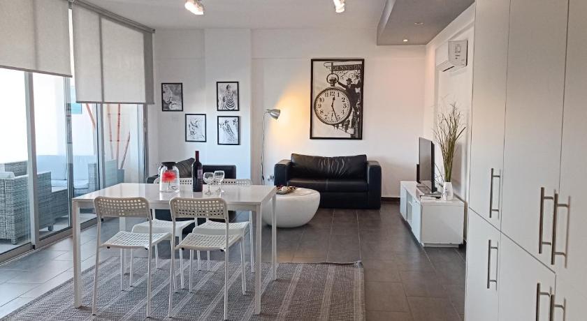 Dezo Luxury town Apartment — Hotel in Larnaca