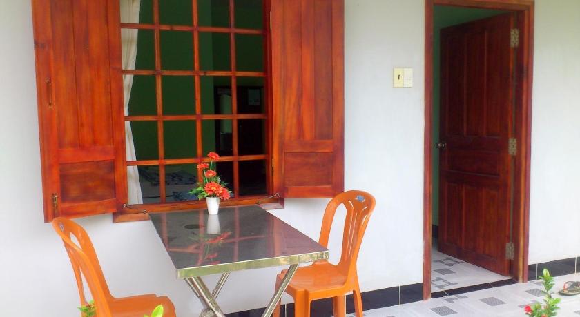a kitchen with a dining table and chairs, Diem Lien Guesthouse in Phan Thiet