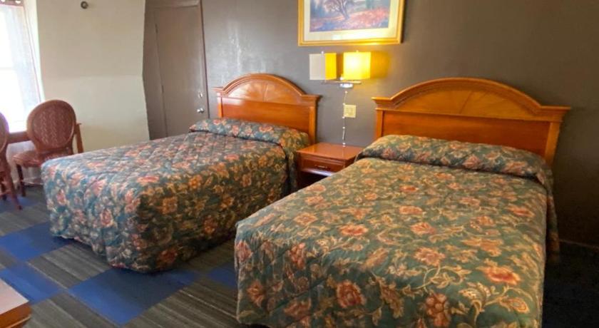 Country Club Inn & Suites photo