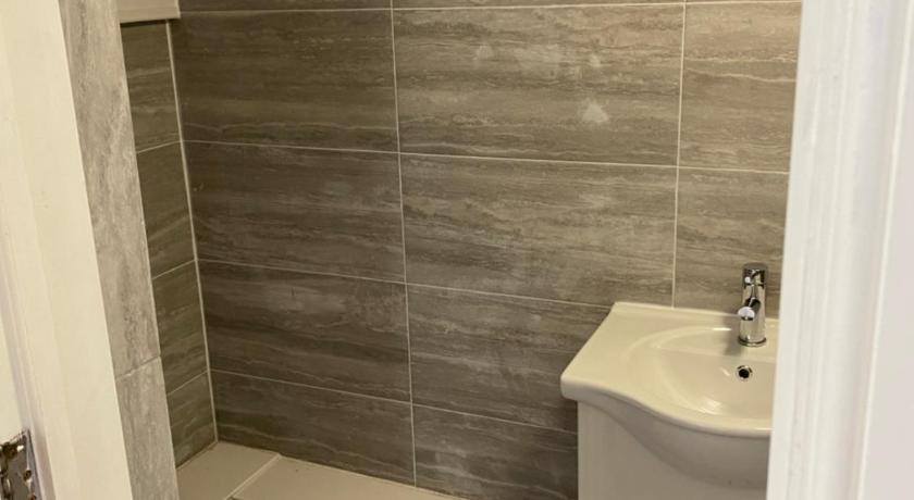 Beautiful basement en-suite room photo