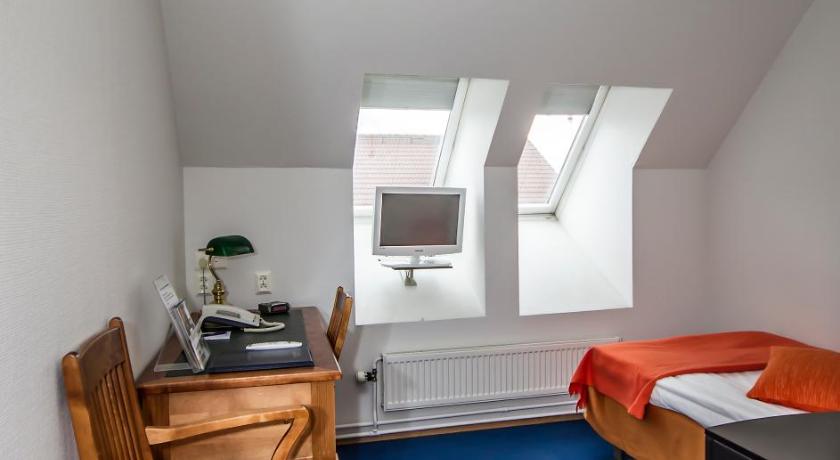 Image of 1 Single Bed, Nonsmoking, Attic, Fifth Floor Room, Elevator Up To Fourth Floor, Steam Shower 7