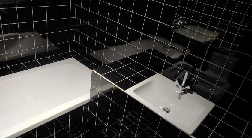 Image of Deluxe Double Room with Bath 2