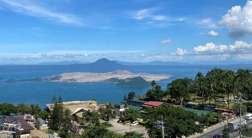Wind Residence Designer Appt overlooking Taal Lake - image 28