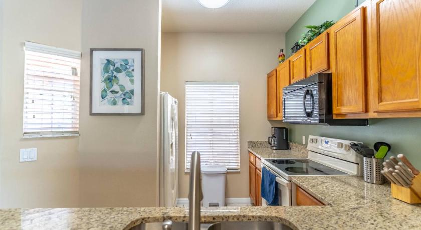 a kitchen with a sink and a refrigerator, 3175 Encantada in Orlando (FL)