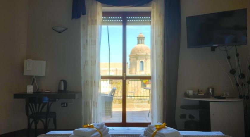 Image of Superior King Room with balcony 6