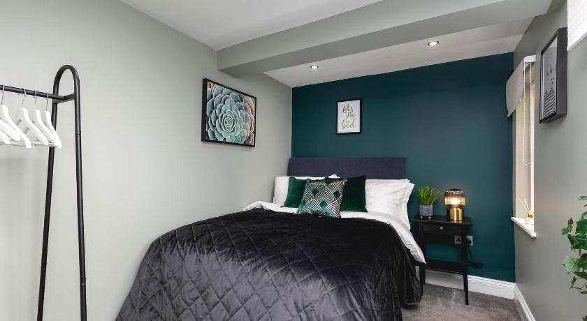 Brighton Beach 2BR AP with Patio photo