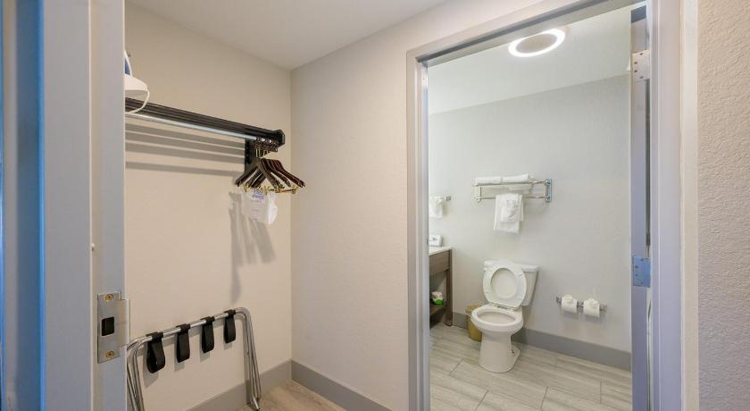 Image of 1 King Bed, Studio Suite, Non-Smoking 11