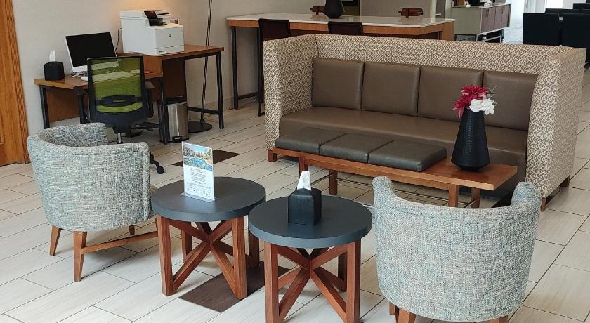 Holiday Inn Express Murrysville - Delmont photo