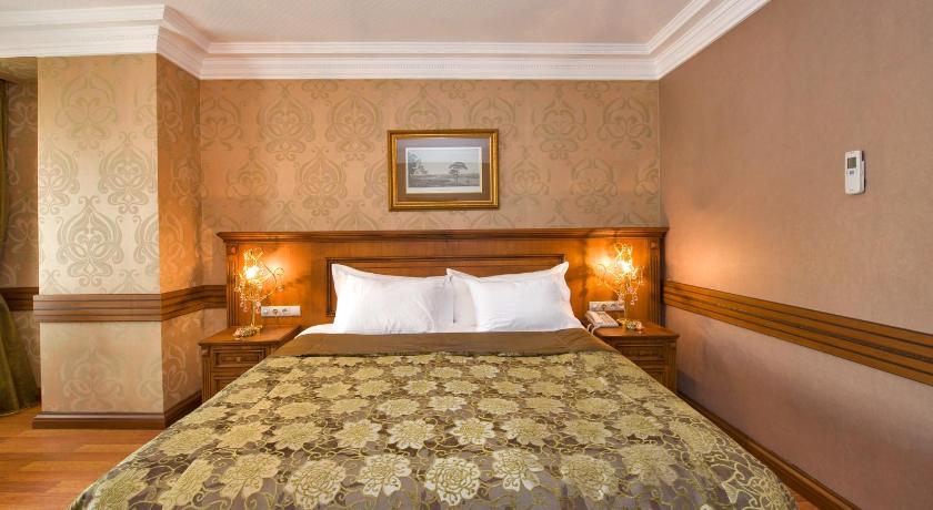 Image of Superior Triple Room 17