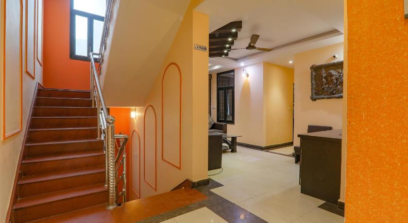 a hallway with stairs leading up to a staircase, Capital O 87074 Townhouse Govinda Royal in Kanpur