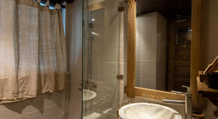Image of Deluxe Valley View Room 2