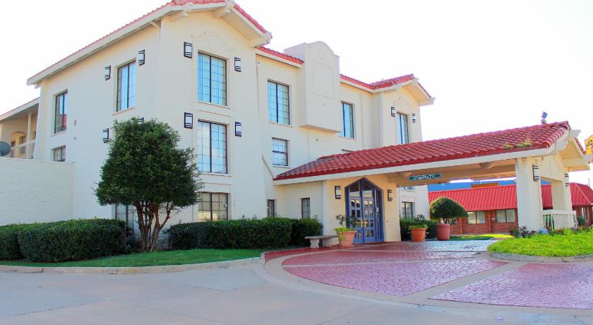 Baymont by Wyndham Tulsa Broken Arrow photo