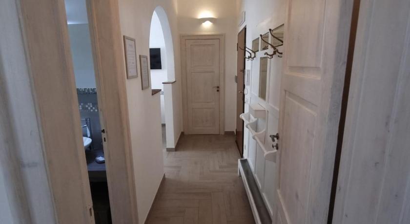 a room with a white door and a white wall, FRAiMARI Home in Trapani
