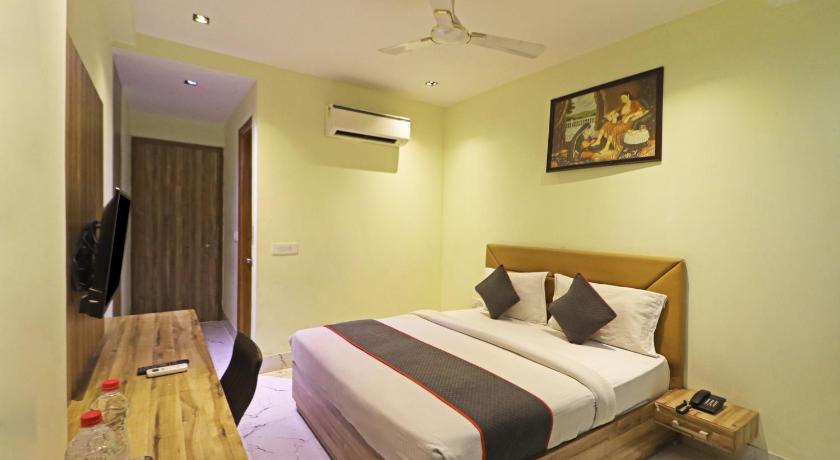 Deluxe Double Room, Hotel Good Vibe Near Delhi Airport in New Delhi and NCR